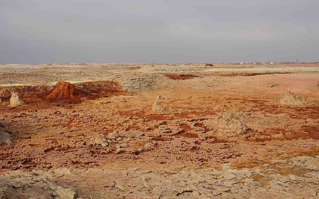 A Depressão de Danakil é marcada por insegurança política e militar. A proximidade da fronteira com a Eritreia exige escolta armada para visitantes e cientistas. O ambiente hostil não é apenas natural, mas também humano, tornando a exploração da região ainda mais desafiadora.
