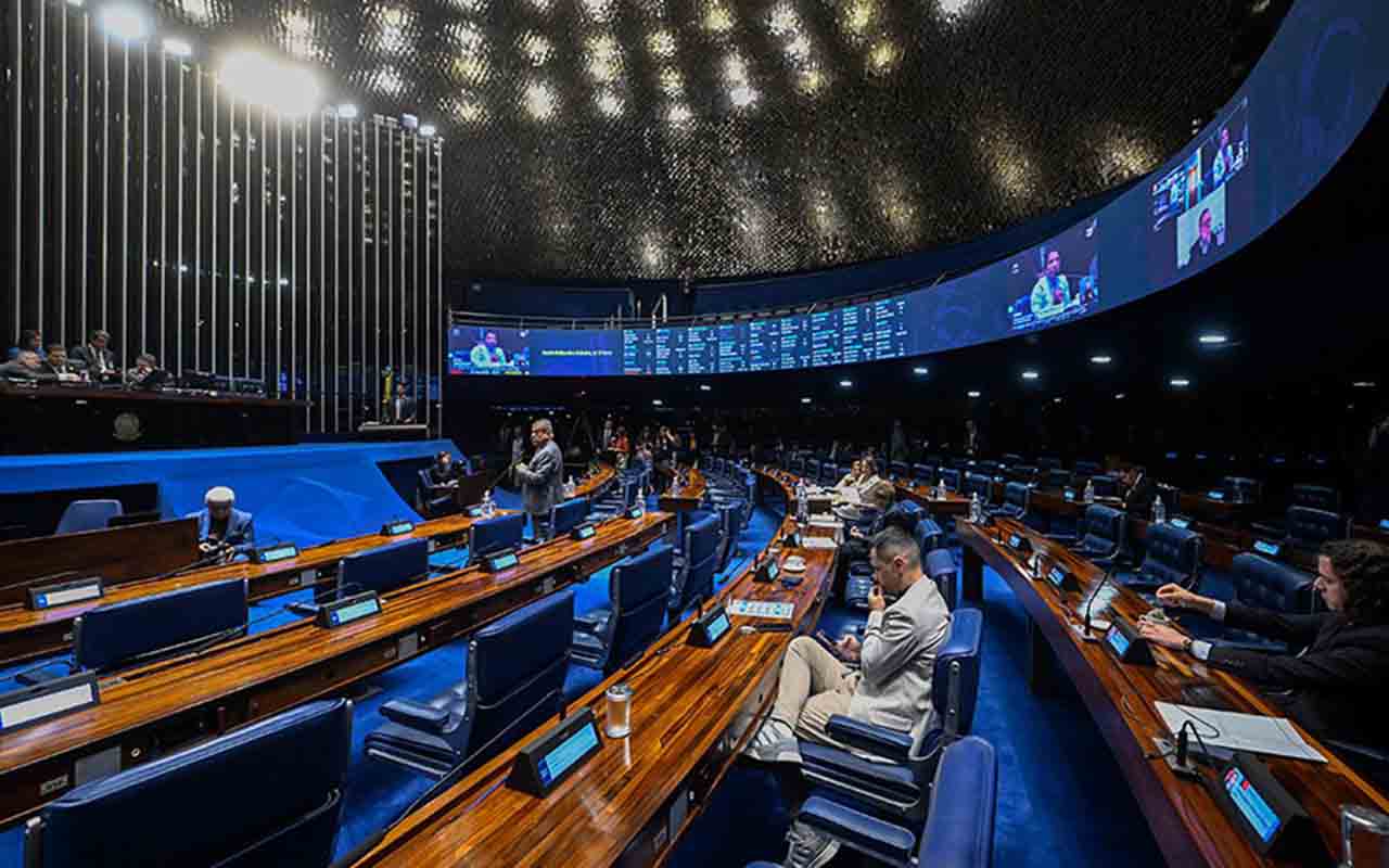 Outra função importante do Senado é julgar autoridades em processos de impeachment nos casos previstos pela Constituição. Os senadores são responsáveis por realizar o julgamento do presidente e do vice-presidente da República, além de ministros de Estado em determinadas situações, ministros do Supremo Tribunal Federal, procurador-geral da República e outras autoridades. Nesses casos, o presidente do STF conduz a sessão quando o julgamento envolve o chefe do Executivo federal, como aconteceu, por