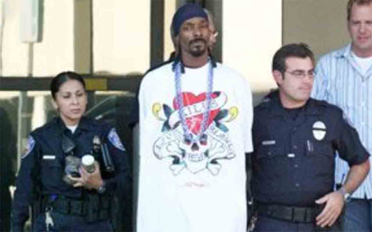 Snoop Dogg – Foi preso diversas vezes nos anos 1990, por posse de armas e drogas, e chegou a ser julgado por homicídio, embora por essa tenha sido inocentado.