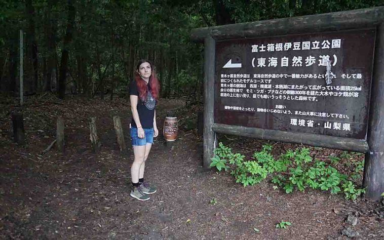 Placas instaladas nas trilhas incentivam pessoas em sofrimento emocional - Floresta Aokigahara, situada na base noroeste do monte Fuji, no Japão - Liz Mc/Wikimédia Commons