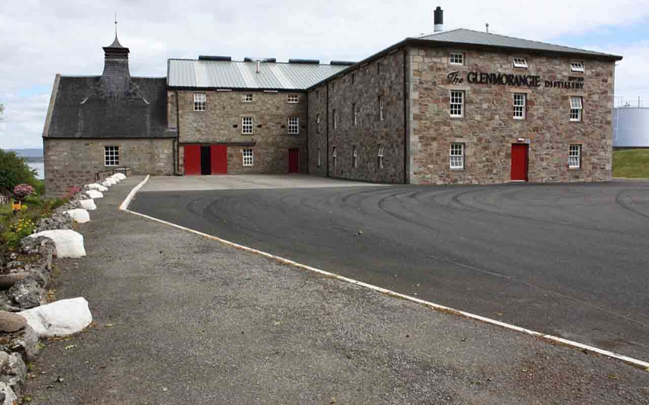 Glenmorangie foi fundada em 1843 e se tornou uma das destilarias de single malt mais conhecidas do mundo. A marca escocesa ganhou destaque internacional pela produção de bebidas envelhecidas em barris especiais, muitas vezes usados anteriormente para vinho, conhaque ou bourbon.