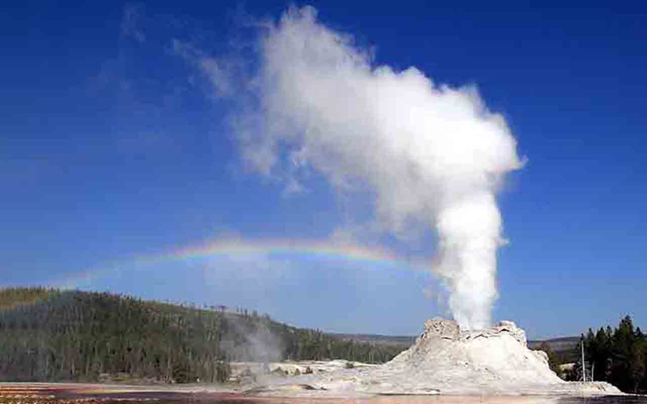 Durante as erupções, a água atinge 95,6°C (graus Celsius), enquanto o vapor ultrapassa 177 °C. Essa intensidade torna perigoso se aproximar demais. Por isso, é obrigatório permanecer nas passarelas, já que a crosta ao redor é frágil e pode ceder sob o peso de uma pessoa.