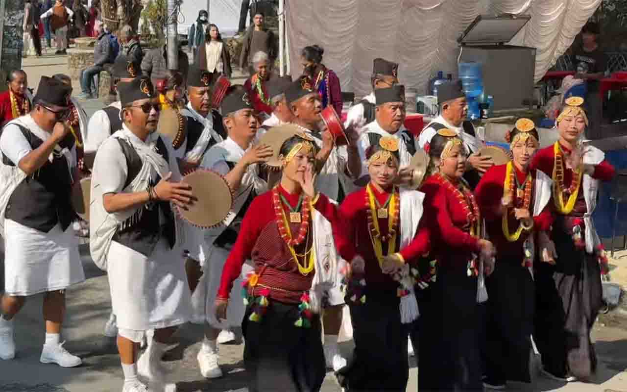 Pokhara é marcada por uma vida cultural vibrante, com festivais, música e artesanato típico. O centro da cidade reúne mercados e galerias que exibem a criatividade local. Essa diversidade cultural reforça a identidade única da cidade e encanta quem busca experiências autênticas, com destaque para o artesanato em madeira e tecidos tradicionais.