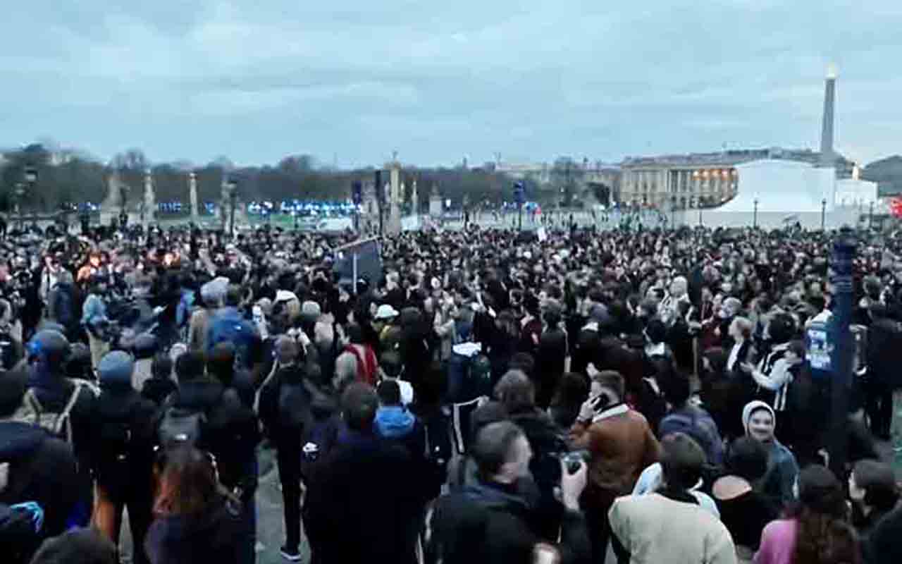 A Praça da Concórdia é também um ponto de referência tradicional para manifestações populares e movimentos sociais que marcaram a história. Diversos grupos utilizaram o espaço para expressar demandas e reivindicações ao longo dos anos. O papel como símbolo democrático e de participação cidadã mantém viva sua relevância até hoje.
