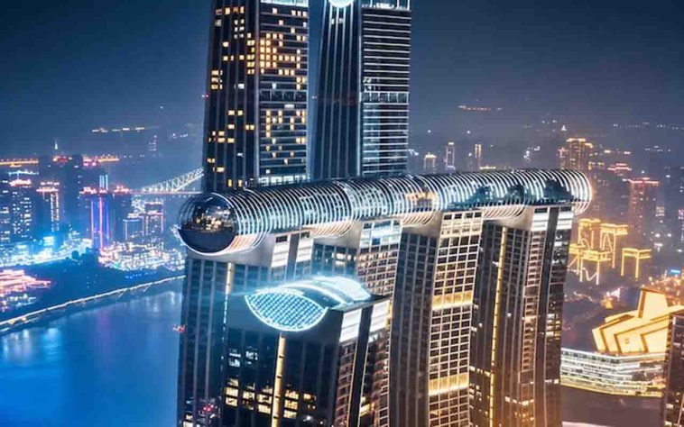 Arranha-céu horizontal com 250 metros de altura e 12 mil toneladas vira atração em Chongqing, na China - Reprodução/YouTube TRAVEL ADVENTURES