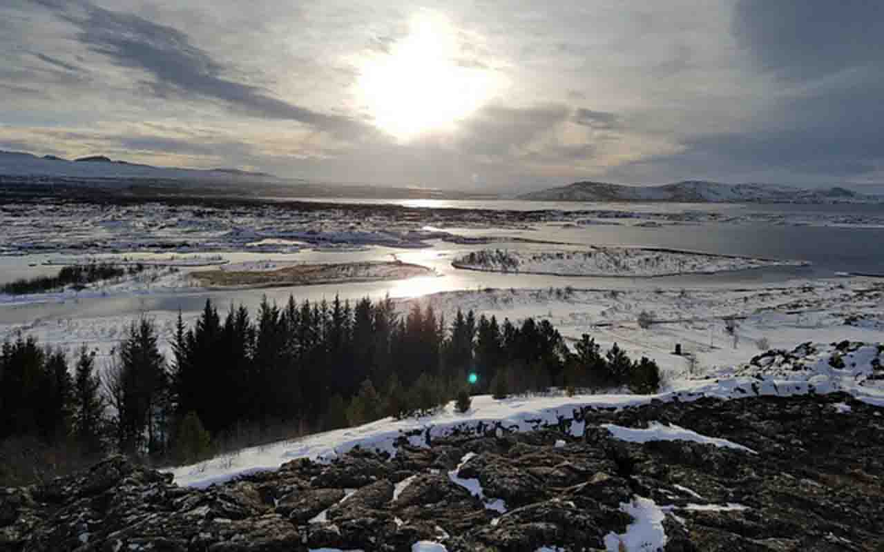 O maior lago natural da Islândia, Thingvallavatn, está dentro do parque. Suas águas cristalinas abrigam espécies endêmicas, como o peixe Salvelinus thingvallensis e o raro crustáceo Crymostygius thingvallensis, tornando-o um ponto de interesse para cientistas e mergulhadores.