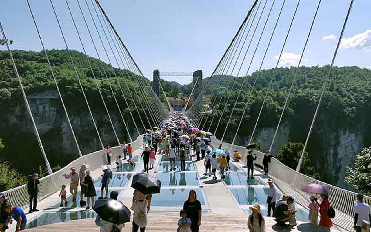 Outra das atrações mais emocionantes da região é a passarela de vidro suspensa, atração que permite caminhar sobre um piso transparente e sentir a vertigem de estar acima do vale. Essa experiência de desafiar o medo e sentir a imensidão do vale sob os pés combina adrenalina e contemplação, reforçando o caráter único do destino.
