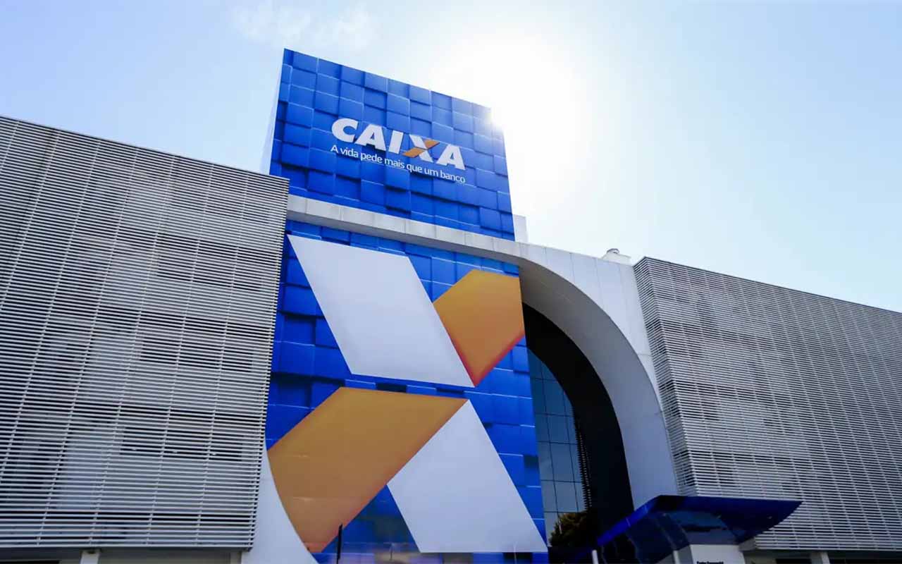 O Fundo de Garantia do Tempo de Serviço (FGTS) é um benefício criado para proteger os trabalhadores formais (regime CLT) como reserva de proteção para caso de demissão sem justa causa. Todos os meses, os empregadores devem depositar o equivalente a 8% do valor do salário bruto do empregado em uma conta vinculada ao fundo, administrada pela Caixa Econômica Federal. Os valores pertencem ao trabalhador e rendem juros e atualização monetária ao longo do tempo.
