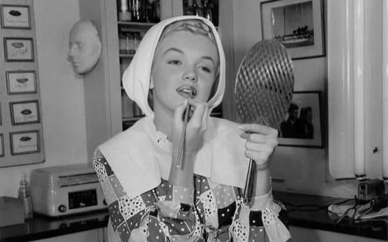 Entre os momentos mais emblemáticos de sua carreira está a cena do vestido branco esvoaçante sobre uma grade de ventilação em “O Pecado Mora ao Lado”, do diretor Billy Wilder. A sequência se tornou uma das imagens mais reconhecíveis da história do cinema e consolidou sua condição de símbolo cultural global. Poucos artistas conseguiram produzir imagens tão duradouras no imaginário coletivo quanto Marilyn Monroe.
