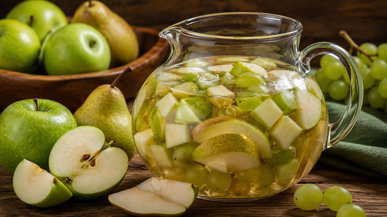 A maçã verde, por sua vez, contribui com leve acidez e uma sensação mais refrescante e vibrante. Para um bom resultado, o ideal é utilizar frutas maduras, mas firmes. Frutas muito passadas podem alterar a textura da bebida e deixar o clericot com sabor mais pesado e menos refrescante.

