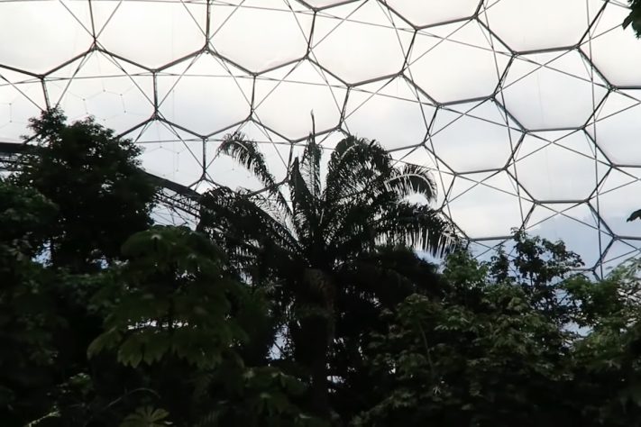 Eden Project, Projeto na Inglaterra transformou antiga mina abandonada em cúpulas hexagonais que viraram símbolo de sustentabilidade - Reprodução/YouTube