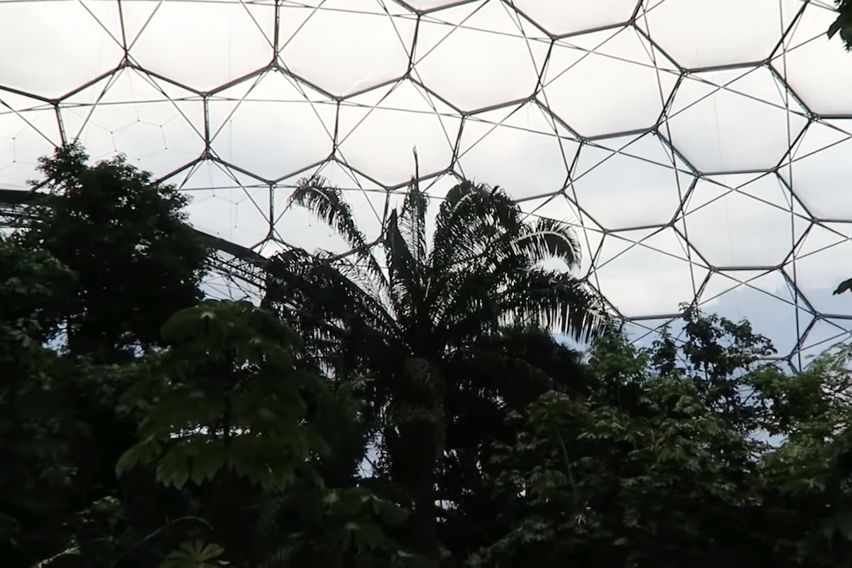 Mais do que uma obra arquitetônica impressionante, o Eden Project se tornou uma referência internacional em arquitetura sustentável ao demonstrar que áreas industriais degradadas podem ganhar novas funções por meio de soluções inovadoras de engenharia e design.