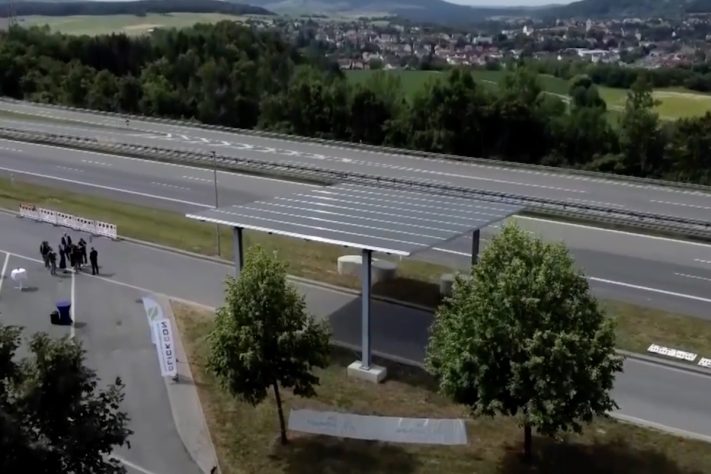 Na Alemanha, projeto aproveita espaço acima das estradas para gerar energia com painéis solares suspensos – Reprodução/YouTube Handelsblatt
