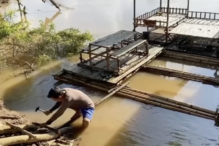 Projeto sustentável transforma troncos de bambu em casa flutuante totalmente funcional – Reprodução/YouTube