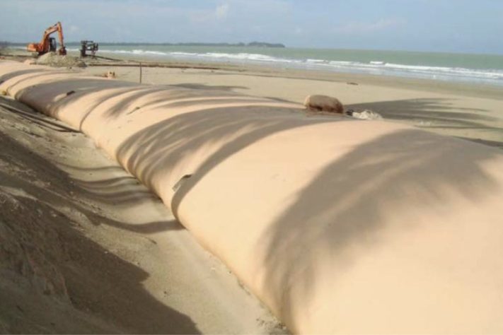 Sacos gigantes de areia são usados para conter a erosão marinha – Reprodução