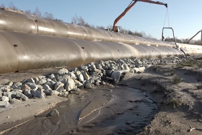 Sacos gigantes de areia são usados para conter a erosão marinha – Reprodução/HUESKER Group