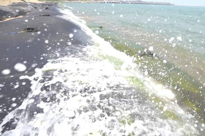 Sacos gigantes de areia são usados para conter a erosão marinha – Reprodução/TechFab India