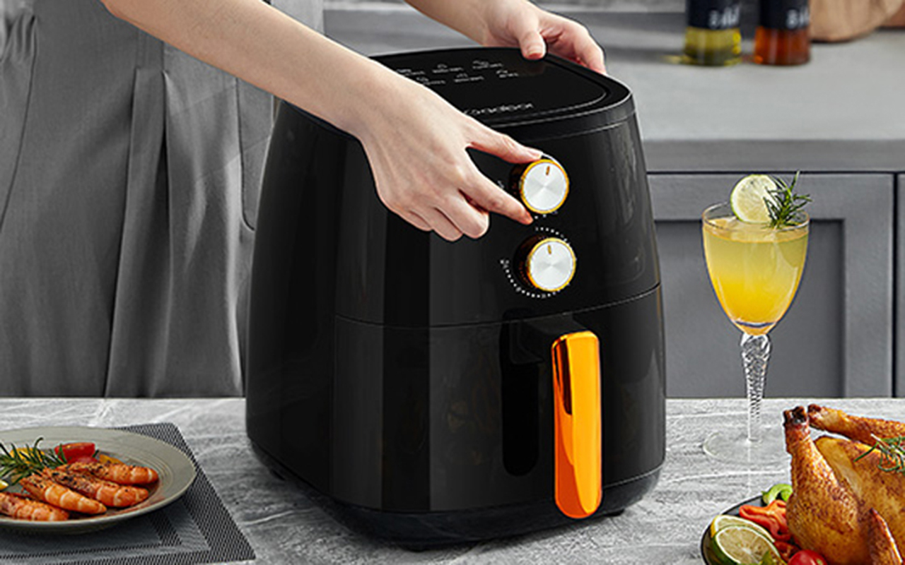 Além de seguir as orientações de limpeza, é importante também ter cuidado com os riscos de acidentes ao manusear a air fryer. Como o aparelho atinge altas temperaturas (geralmente acima de 200°C), o risco de queimaduras é alto.
