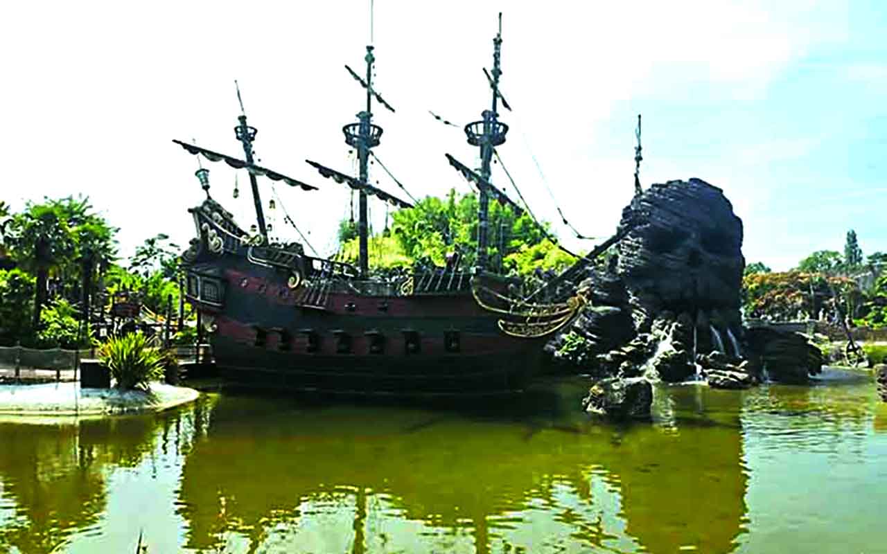A Star Wars Hyperspace Mountain e o Pirates of the Caribbean — passeio imersivo de barco com cenários detalhados inspirados no universo dos piratas — também costumam chamar a atenção dos turistas.
