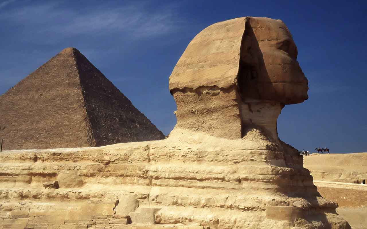 A Esfinge também inspirou teorias esotéricas e místicas, muitas vezes distantes da arqueologia científica. Alguns autores sugerem que ela guarda segredos ocultos ou até mesmo passagens subterrâneas. Há quem acredite que a construção envolva conhecimentos avançados de astronomia. Essas hipóteses, embora sem comprovação, servem de alimento para o imaginário popular.