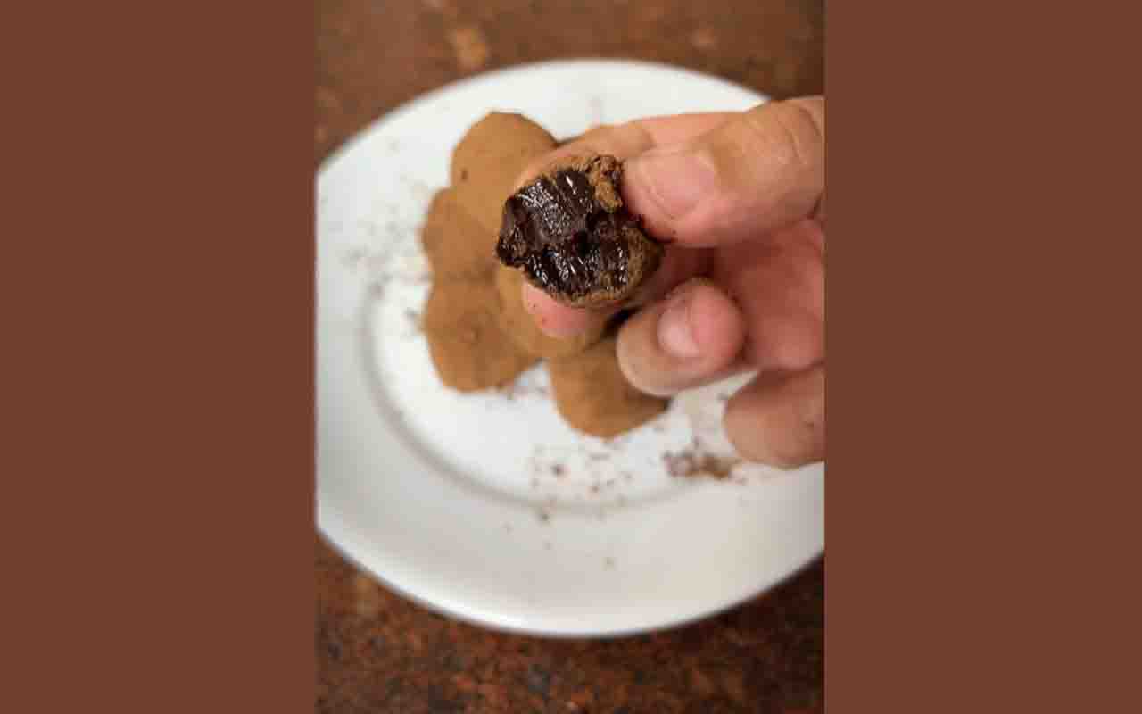 A ganache também é a base clássica das trufas. Depois de fria e firme, pode ser moldada e coberta com cacau, chocolate ou confeitos.