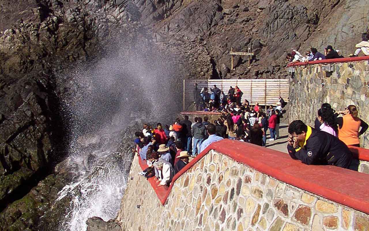 Já La Bufadora é um gêiser marinho no estado mexicano de Baja California e uma das maiores bolhas da América do Norte. Formado quando o ar preso numa caverna marítima força a saída da água do mar, tem como resultado explosões a cada minuto com estrondo. De uma colina de observação de 24 metros, pessoas podem ver as erupções a até 30 metros de distância e às vezes até sentir o jato do gêiser.