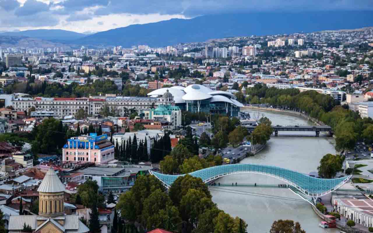 O turismo é outro pilar econômico, impulsionado pelas belas paisagens naturais. E as portas sao abertas para brasileiros.