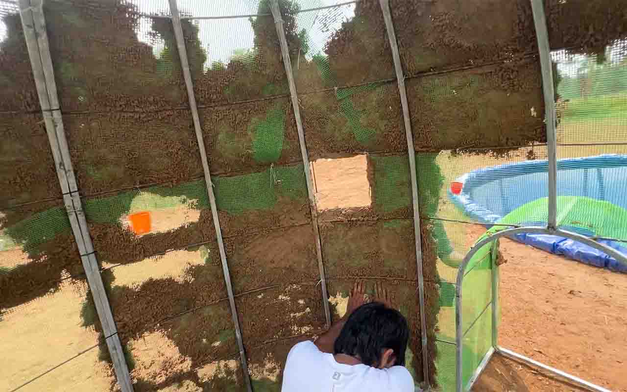 Essa abertura ainda proporcionou uma vista privilegiada para a paisagem ao redor, integrando a construção ao ambiente. O acabamento manual conferiu personalidade à estrutura, que aos poucos ganhou aparência definitiva. Apesar do progresso, pequenas rachaduras surgiram durante a secagem, algo comum em construções feitas com terra.