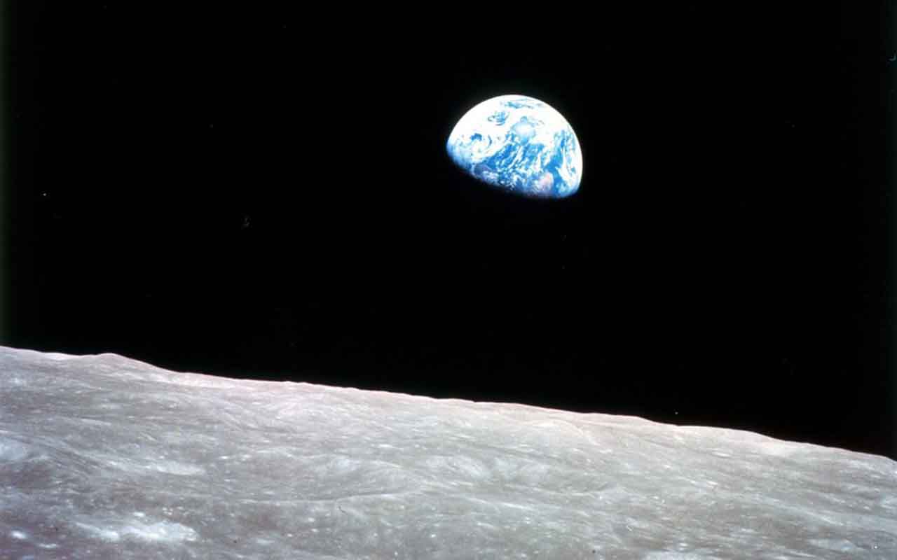 No livro, mais de 100 anos antes da verdadeira viagem do homem à Lua (1969), Verne imaginou a decolagem de uma nave com três astronautas em direção à Lua. E o ponto de partida era em Tampa (EUA), a 30 km de onde a nave espacial seria, de fato, lançada. 