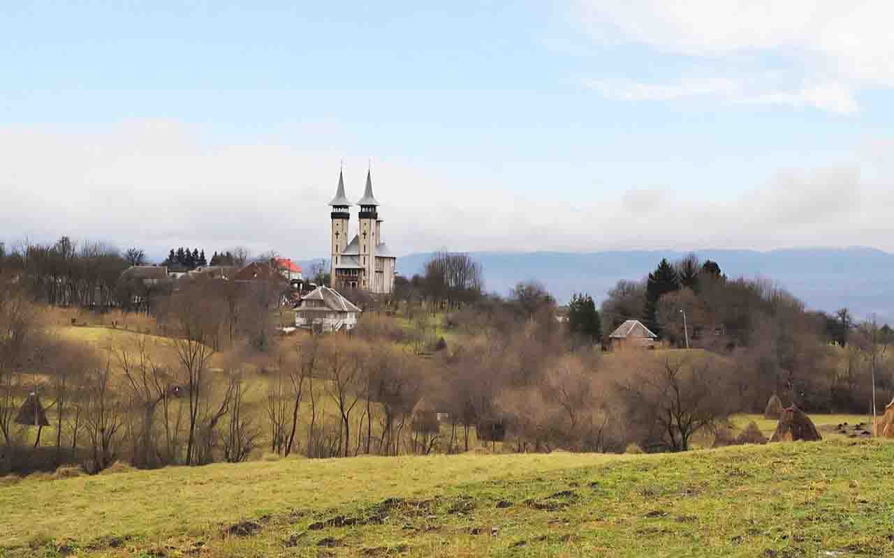 Portões esculpidos, colheres decorativas e cruzes de madeira mostram a habilidade dos artesãos, além de lenços costurados à mão e casacos de lã tecidos. Cada peça carrega símbolos de proteção e fertilidade. Esse artesanato fortalece a identidade e gera reconhecimento internacional. A vila de Breb, por exemplo, se tornou um retrato vivo da autenticidade romena.
