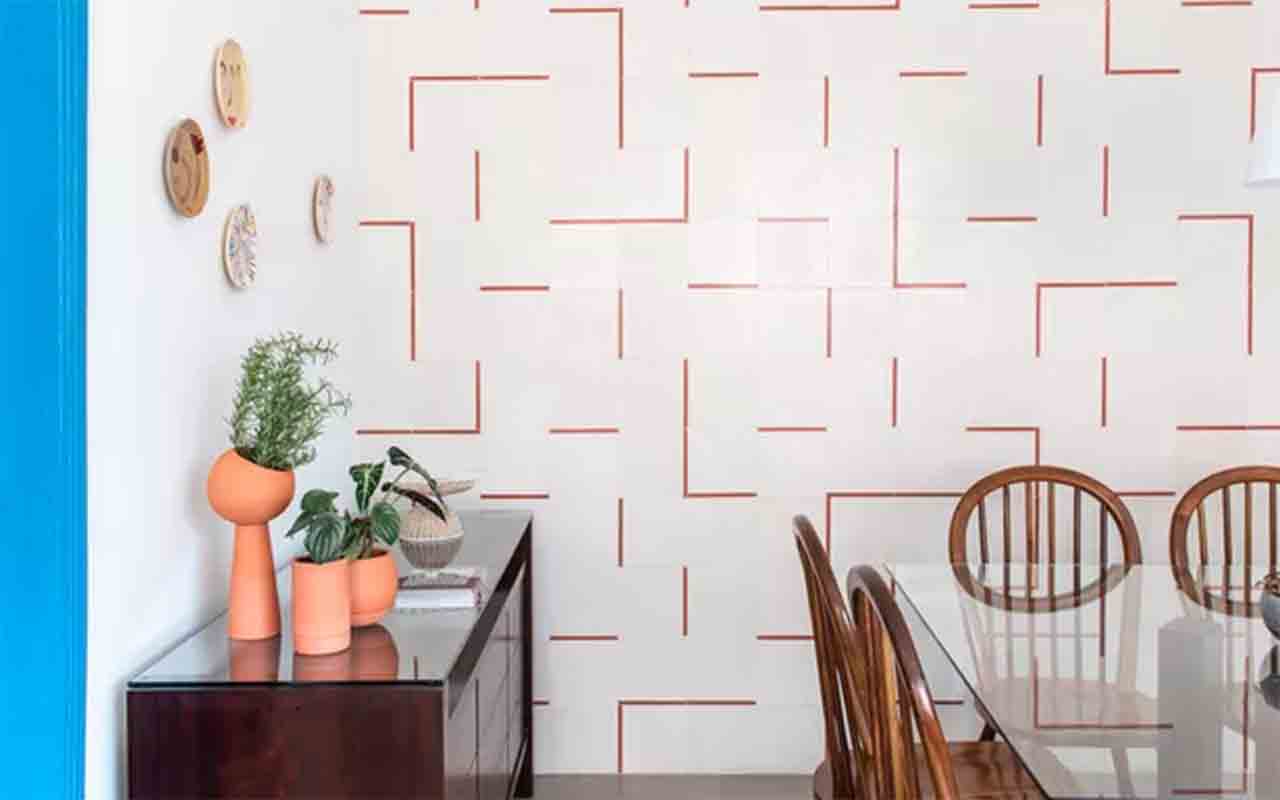 Os ladrilhos hidráulicos são artesanais e trazem personalidade com suas estampas coloridas e geométricas. São resistentes e muito usados em cozinhas, halls e áreas externas. Além da estética vibrante, cada peça carrega valor cultural e histórico, tornando o espaço único e cheio de identidade, e podem ser combinados com revestimentos neutros para equilíbrio.