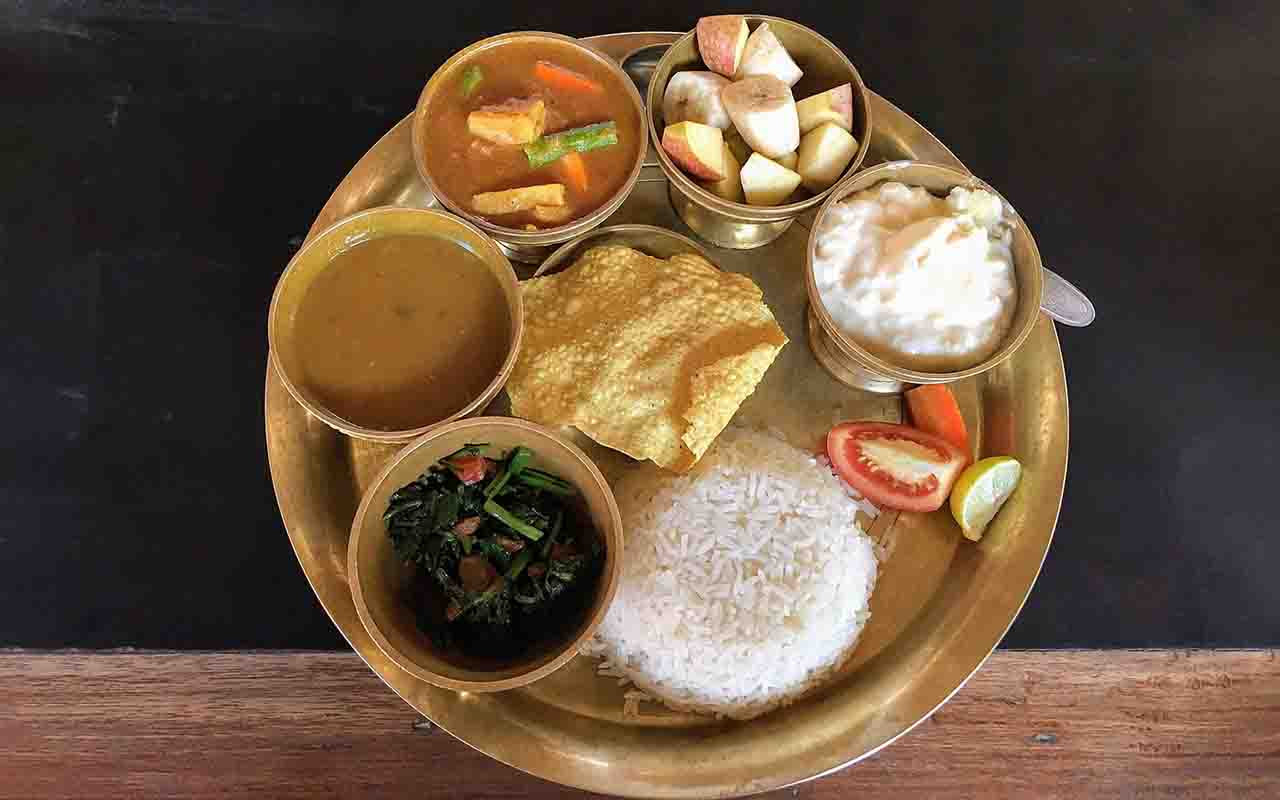 A culinária de Pokhara combina pratos tradicionais como dal bhat, momos e curry de vegetais. Restaurantes à beira do lago oferecem refeições que unem sabor e paisagem. A gastronomia local é parte essencial da experiência, revelando a riqueza dos sabores nepaleses e mostrando como a culinária reflete a diversidade cultural do país.