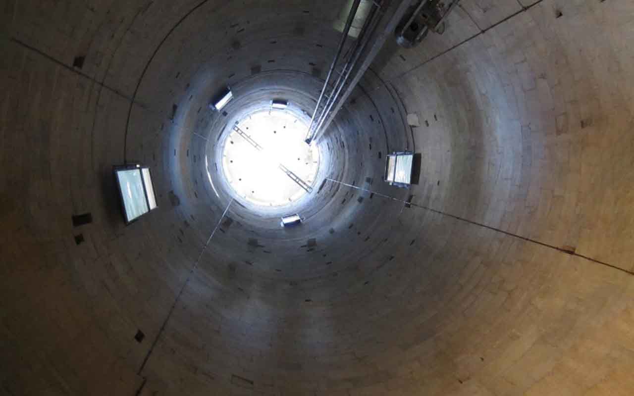 A torre de Pisa, na verdade, é um campanário da catedral, que significa “torre sineira”, designada para guardar sinos. A torre, que em italiano é pronunciada como Piazza dei Miracoli, é a terceira obra mais antiga da Praça dos Milagres.
