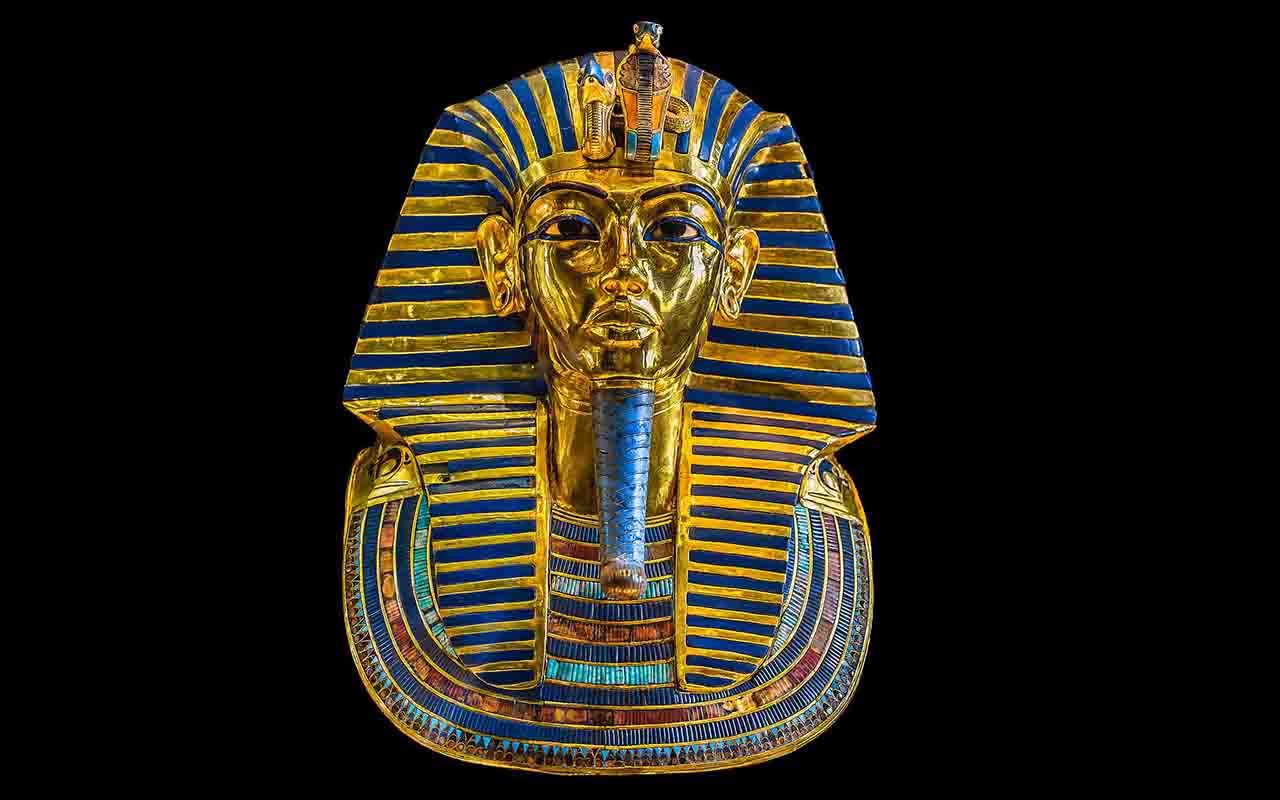 Entre os itens encontrados, nenhum se tornou mais famoso do que a máscara funerária de ouro maciço que cobria a cabeça e os ombros da múmia. Com aproximadamente 11 quilos de ouro e incrustada com pedras semipreciosas e vidro colorido, a peça transformou-se em um dos maiores símbolos do Egito Antigo. A riqueza dos artefatos revelou o extraordinário poder econômico dos faraós e demonstrou a importância que os egípcios atribuíam à preparação para a vida após a morte.
