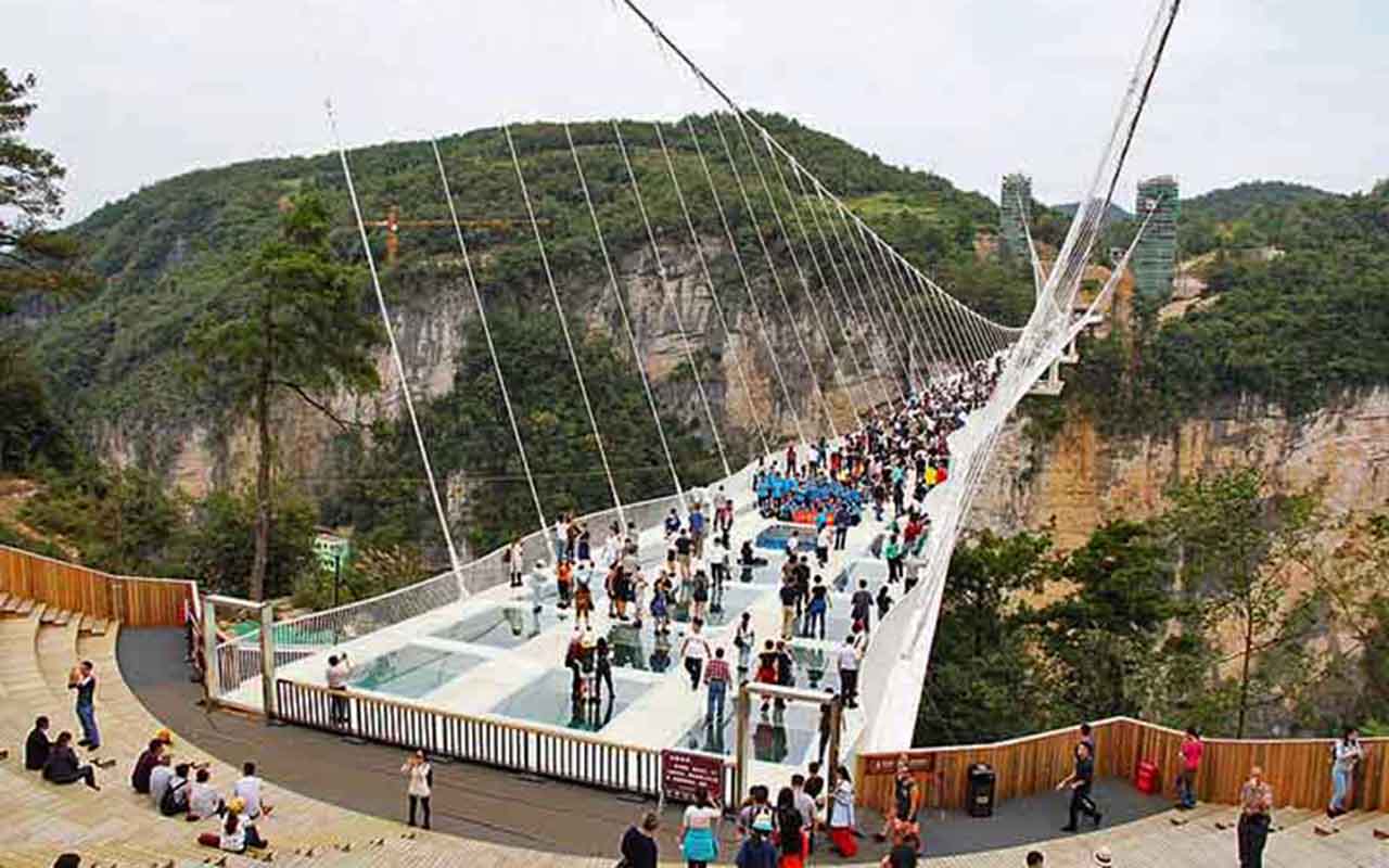 Zhangjiajie abriga, ainda, a maior ponte de vidro suspensa do planeta, com 430 metros de comprimento. A estrutura monumental foi projetada para ligar dois penhascos e se tornar um marco de engenharia. Sua grandiosidade arquitetônica, portanto, tornou-se símbolo da modernidade que dialoga com a natureza ancestral da região.
