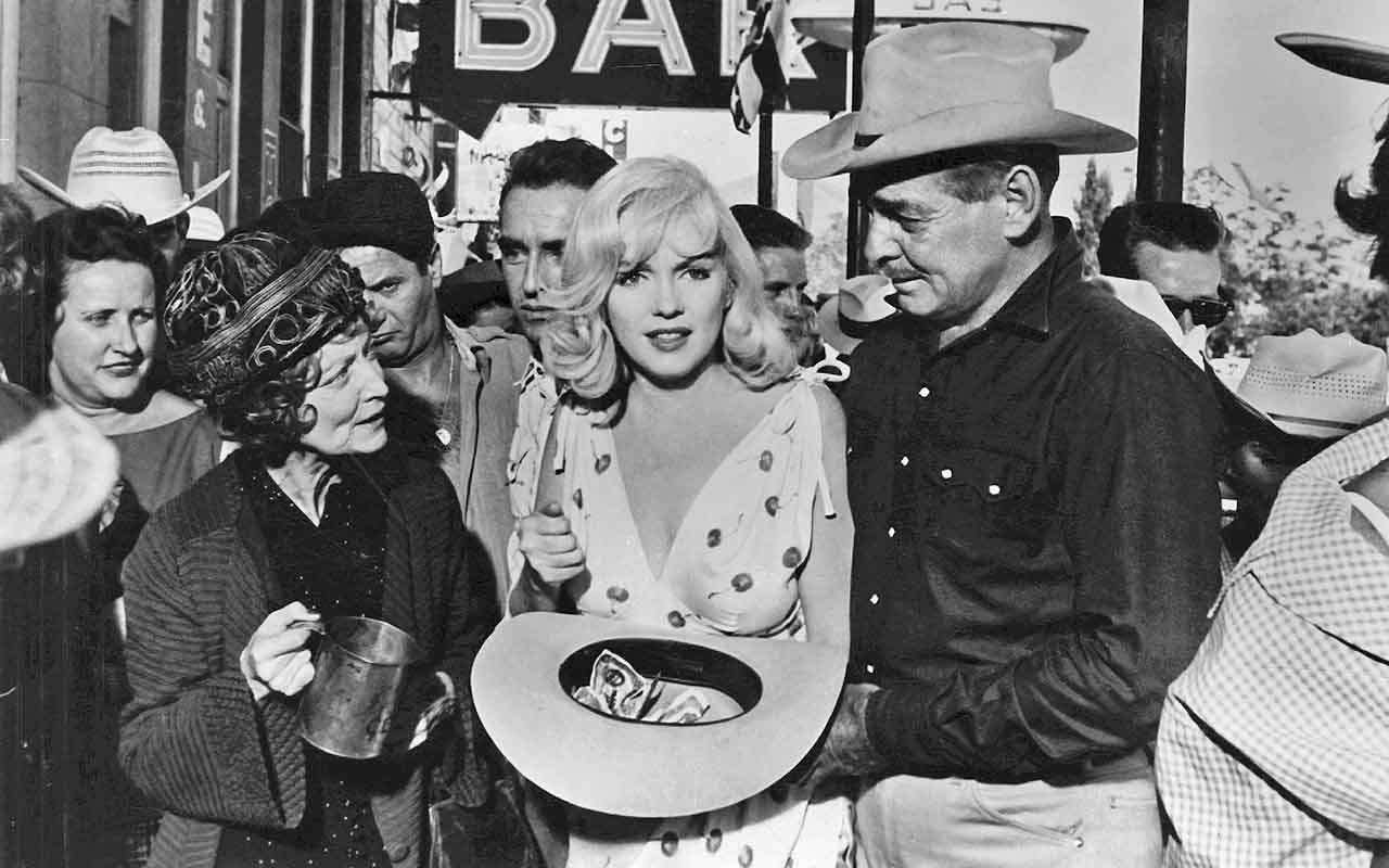 Embora frequentemente retratada apenas como um símbolo de atração, Marilyn buscava reconhecimento como atriz dramática. Incomodada com os papéis repetitivos que recebia em Hollywood, ela fundou sua própria produtora em 1955, uma atitude ousada para uma mulher em uma indústria dominada por homens. Também estudou interpretação em Nova York com o renomado professor Lee Strasberg, ligado ao Actors Studio, buscando aprimorar suas habilidades e conquistar maior respeito artístico.
