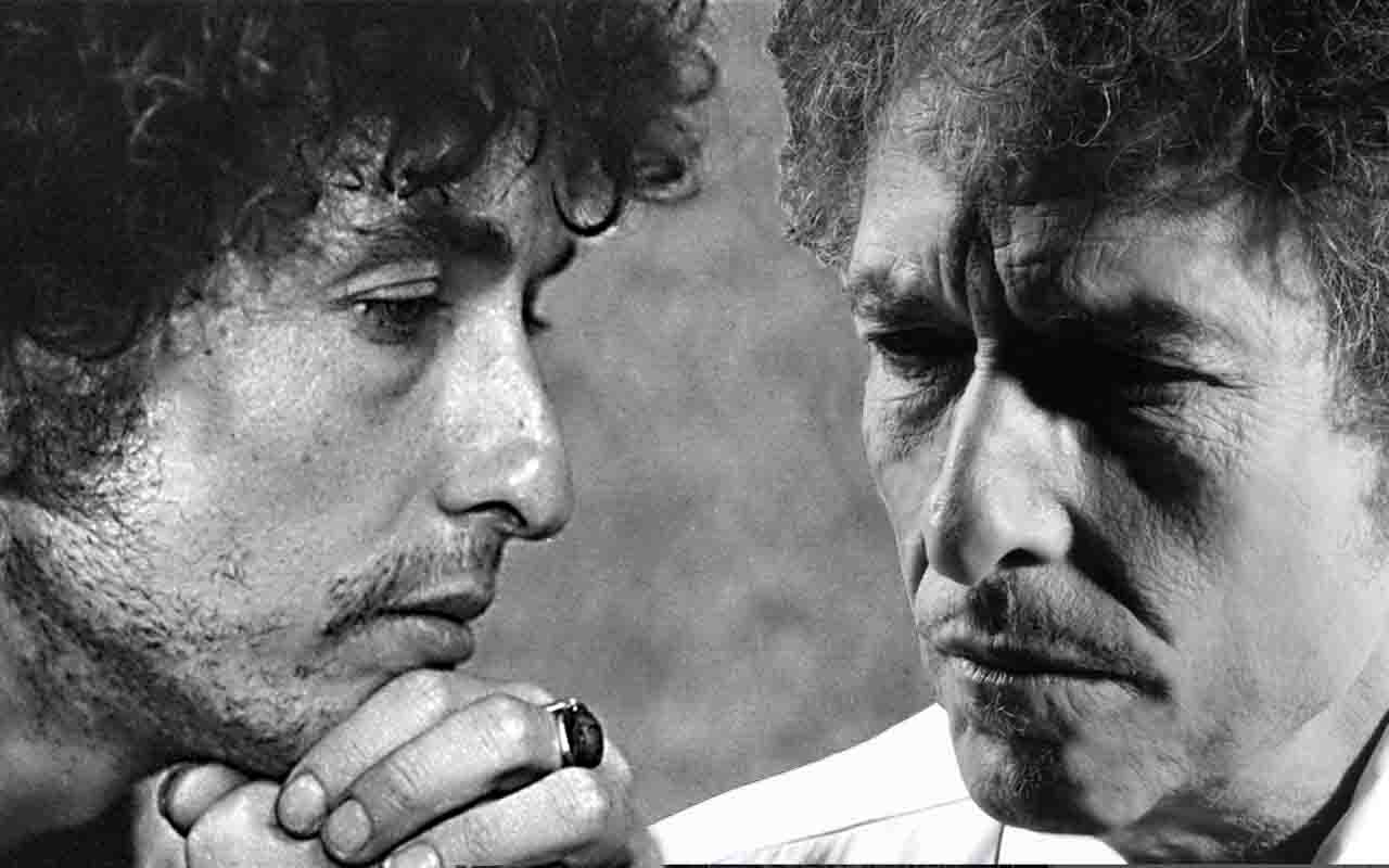 Nascido Robert Allen Zimmerman em 24 de maio de 1941, na cidade de Duluth, no estado de Minnesota, Dylan cresceu na pequena Hibbing, no norte dos Estados Unidos. Durante a adolescência, desenvolveu interesse pelo blues, pelo country e pelo rock and roll que ganhava força nos anos 1950. Artistas como Elvis Presley, Little Richard, Hank Williams e Muddy Waters figuravam entre suas principais influências. Ainda jovem, começou a tocar em bandas locais antes de se mudar para Minneapolis para frequent