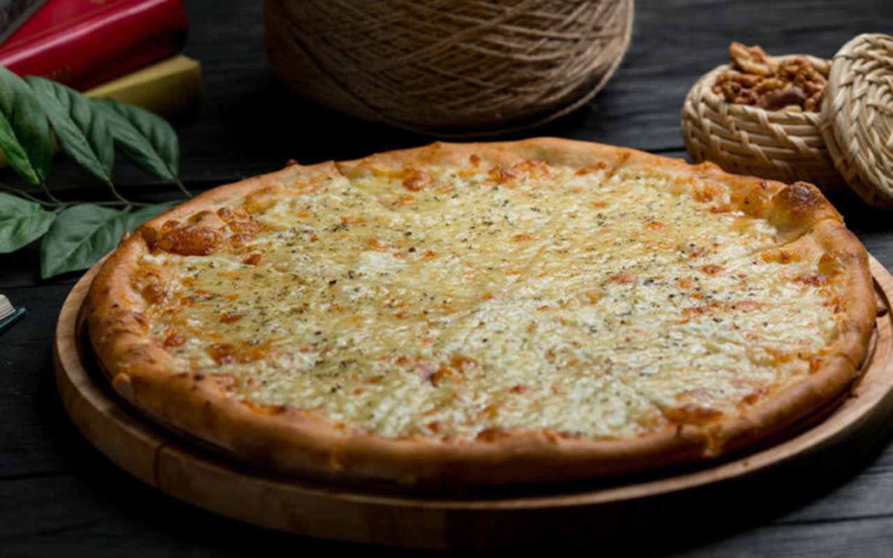 Na pizza, o parmesão atua como complemento ao queijo principal, trazendo crocância e sabor intenso. Ele gratina de forma homogênea, criando uma camada dourada irresistível.