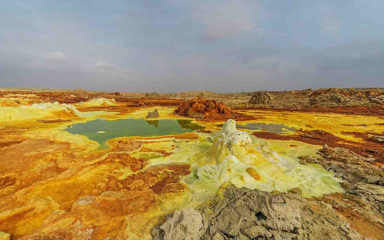 Pesquisas lideradas por equipes europeias buscam sinais de vida microbiana em condições de acidez, salinidade e temperatura extremas. Descobrir organismos capazes de sobreviver ali pode ampliar nossa compreensão sobre os primeiros estágios da vida terrestre e sobre ambientes habitáveis fora da Terra.