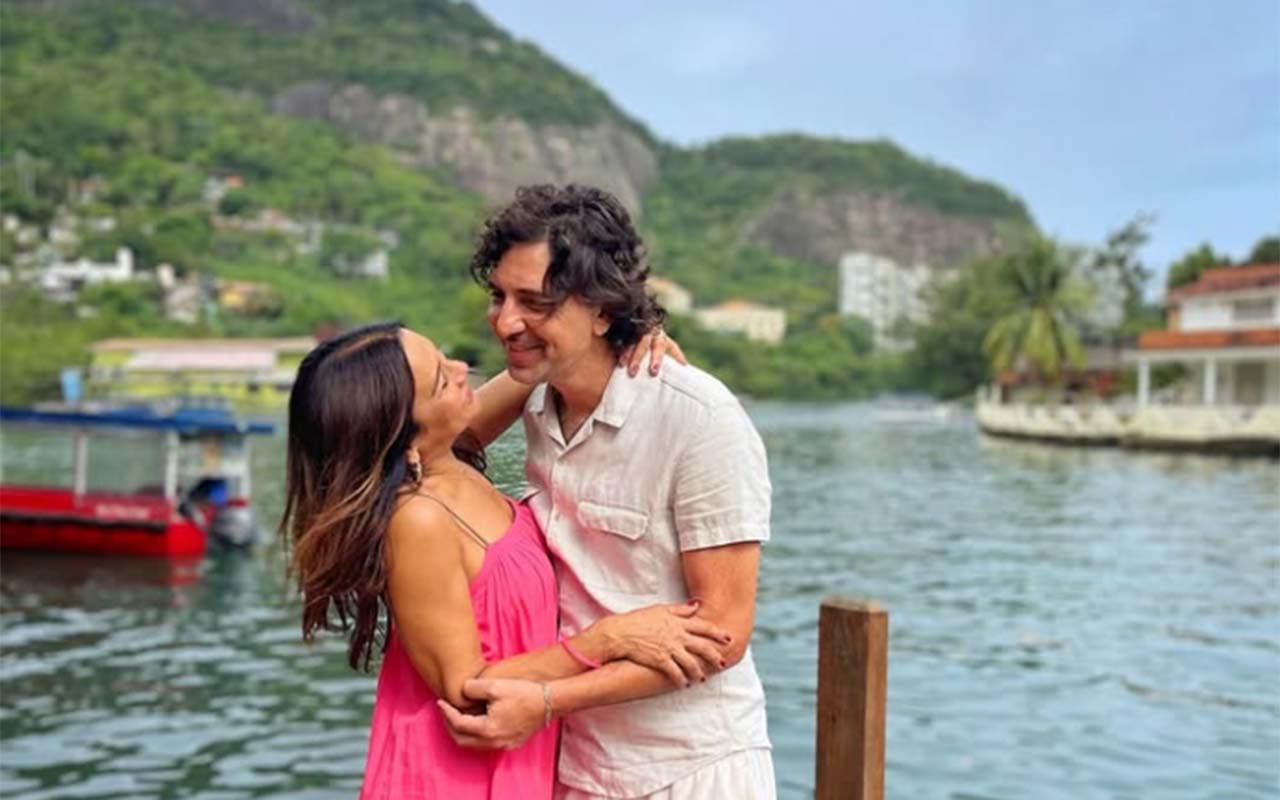 Dira Paes é casada com o diretor de fotografia Pablo Baião, com quem mantém um relacionamento desde meados dos anos 2000. Juntos, eles têm dois filhos: Inácio, nascido em 2008, e Martim, que veio ao mundo em 2015. 