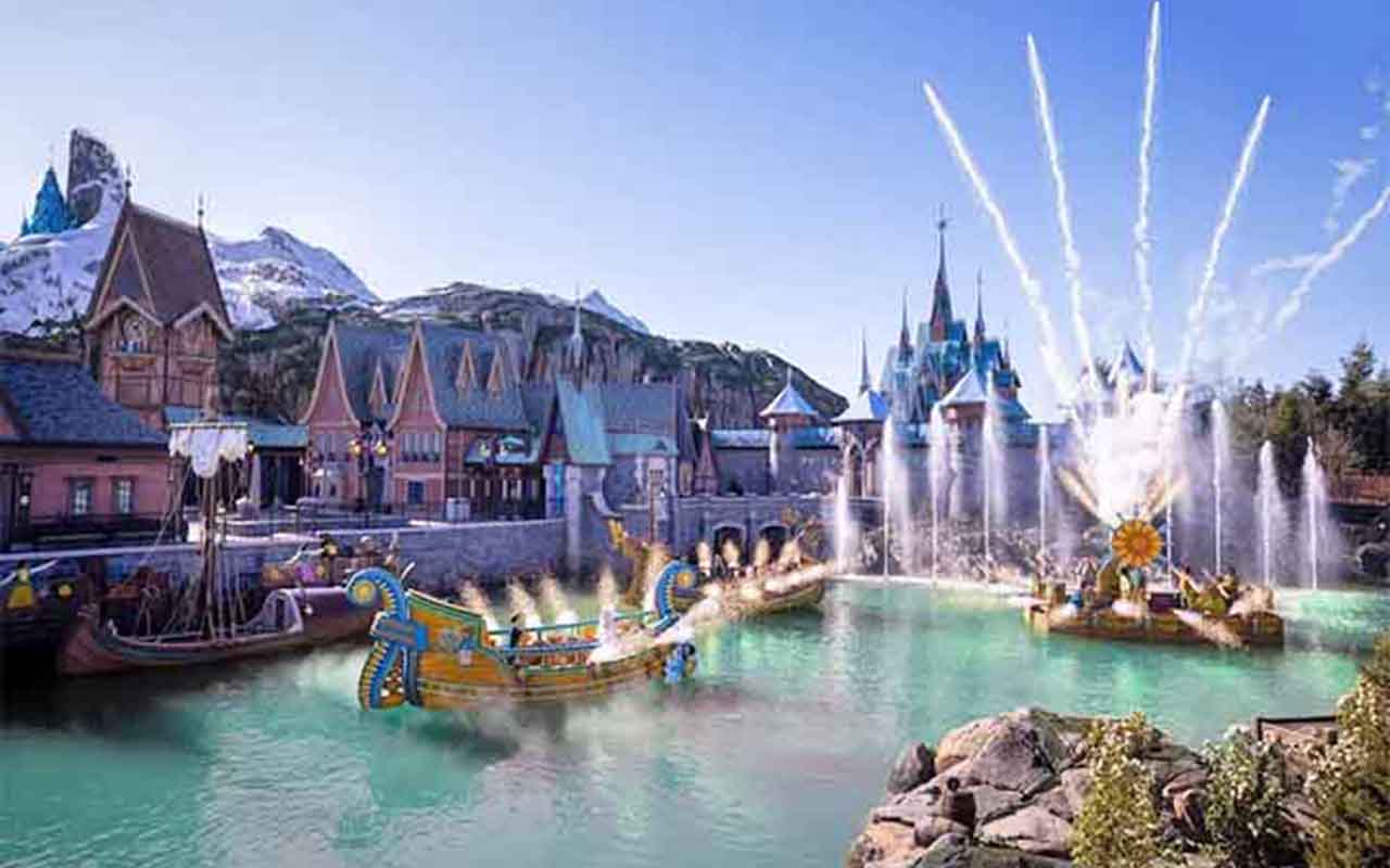 Já o Disney Adventure World, que era chamado de Walt Disney Studios Park, vem passando por grande transformação, com novas áreas inspiradas em produções populares, ampliando a experiência do público.