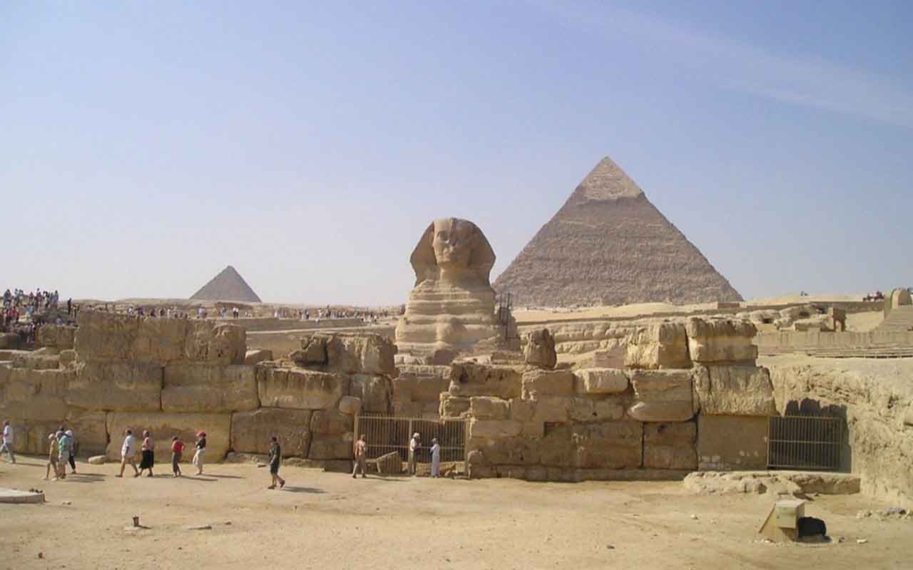 O turismo moderno transformou a Esfinge em um dos pontos mais visitados do Egito, com milhares de pessoas viajando anualmente para contemplar sua imponência. O monumento tornou-se símbolo nacional e patrimônio cultural da humanidade. Sua imagem é amplamente divulgada em livros, filmes e documentários. Essa popularidade contribui para a economia local e para a valorização do patrimônio histórico. 