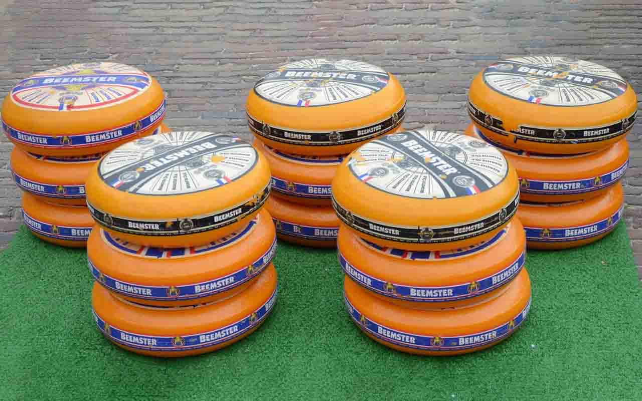 Edam – Mais firme que o gouda, mas também holandês, o edam tem formato esférico e costuma ser recoberto por parafina vermelha. Tem sabor suave e baixa acidez, sendo fácil de fatiar.