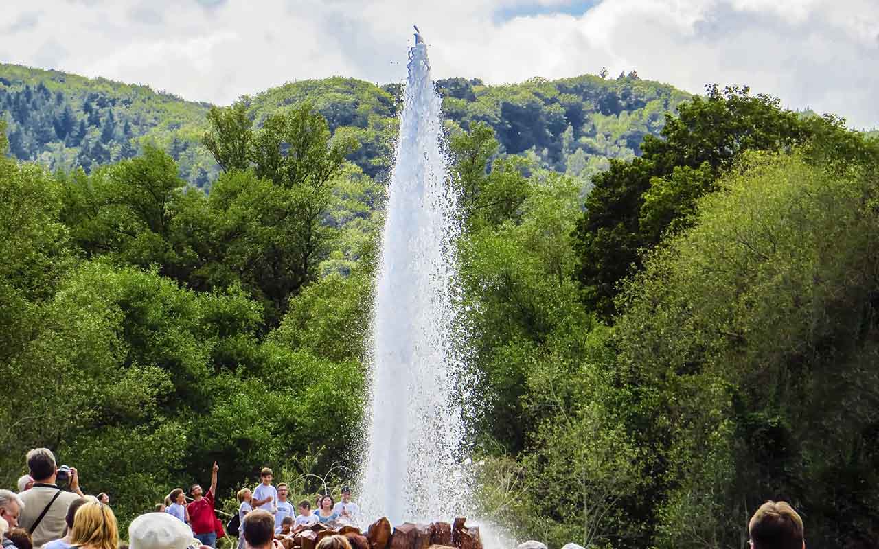 Na Reserva Natural Namedyer Werth, na Alemanha, o Geiser Andernach se destaca como um dos mais curiosos do planeta. Perfurado artificialmente em 1903, funciona com dióxido de carbono e alcança 64 metros, sendo o mais alto gêiser frio do mundo.