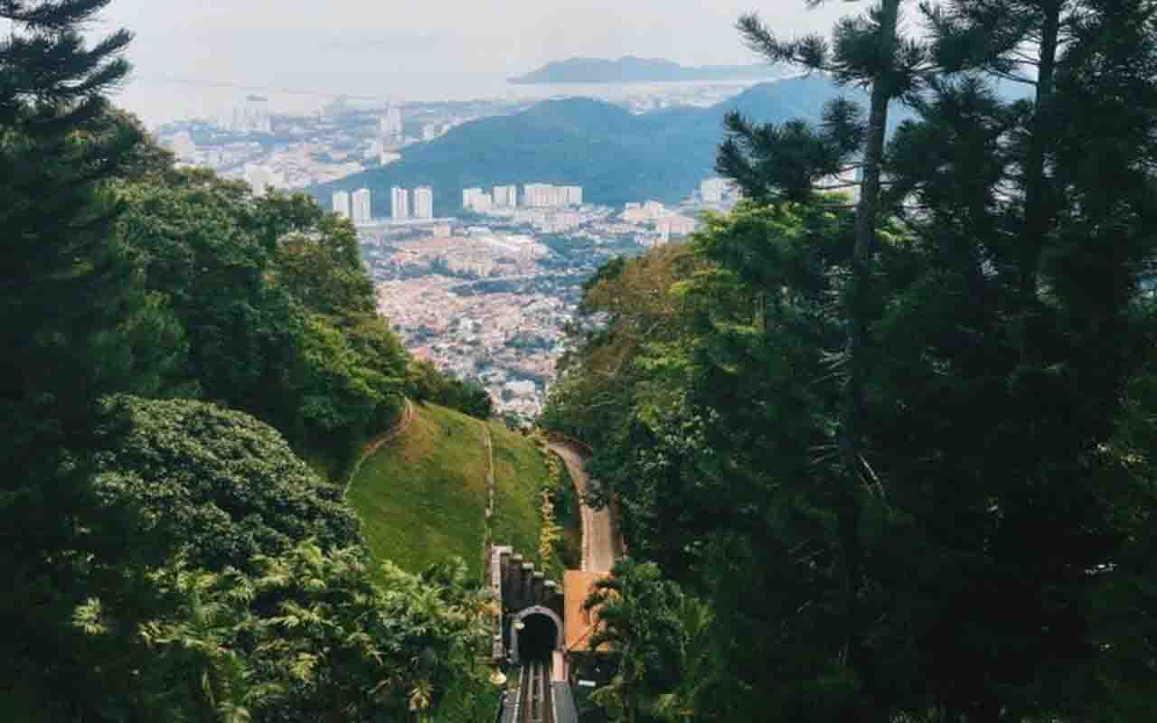 A cidade também abriga museus, cafés modernos, livrarias independentes e hotéis instalados em antigas construções coloniais restauradas. Nas proximidades do centro urbano fica a colina de Penang, uma das atrações naturais mais visitadas da região.