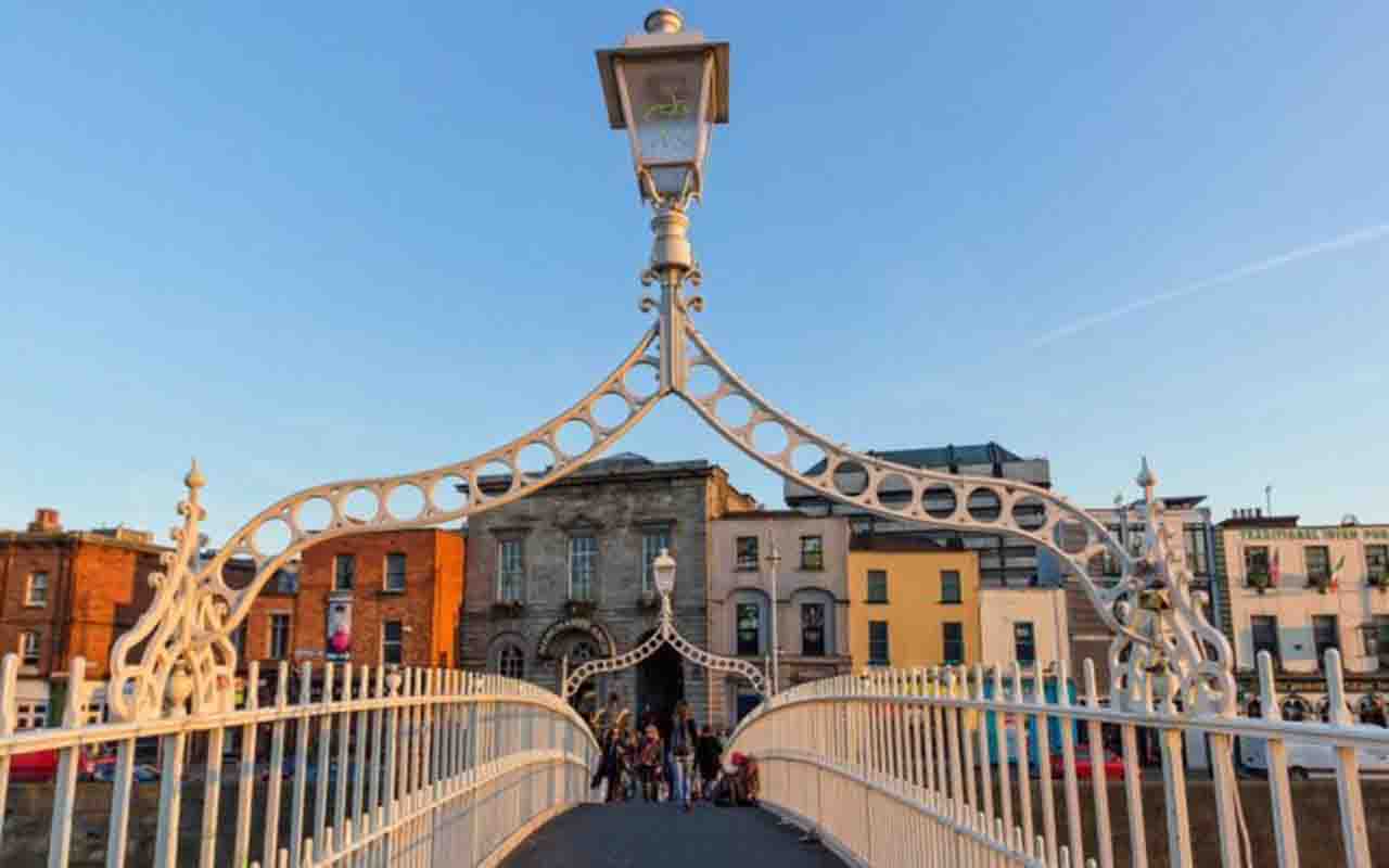 Irlanda (Antigo Estado Livre Irlandês) - 5 milhões de habitantes. Capital: Dublin - Em 1937, o nome foi alterado para que todos os laços com o Reino Unido fossem rompidos. 