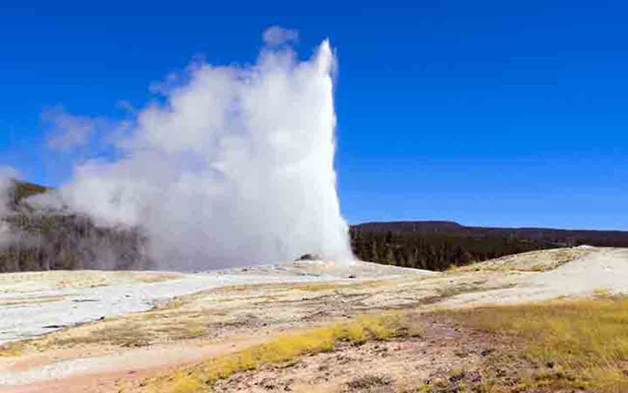 Apesar de previsível, o Old Faithful não é imutável. Prova disso é que mudanças geológicas, como terremotos e variações subterrâneas, podem alterar sua frequência e intensidade. Ainda assim, continua sendo um lembrete da força e da beleza da Terra em constante transformação.