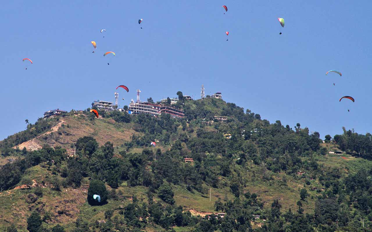 Pokhara é referência mundial em esportes radicais como parapente, rafting e trekking. O cenário natural favorece atividades que unem adrenalina e contemplação. Essa vocação consolidou a cidade como destino obrigatório para amantes de aventura, e o parapente sobre o Lago Phewa é considerado uma das experiências mais icônicas do Nepal.

