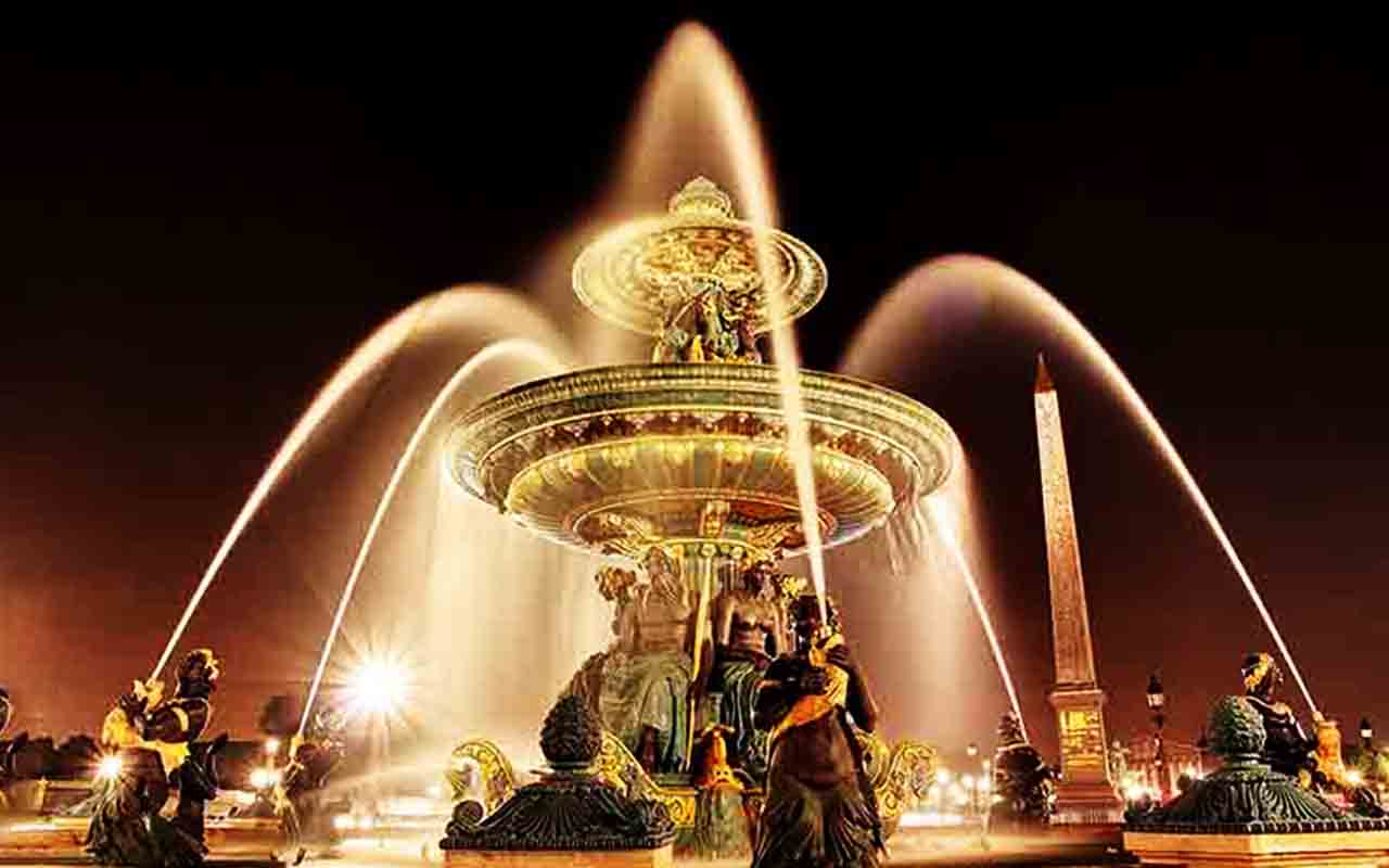 A iluminação noturna da Praça da Concórdia transforma o espaço em um espetáculo visual de grande impacto - Praça da Concórdia. França - Pierre-Louis FERRER /Wikimédia Commons