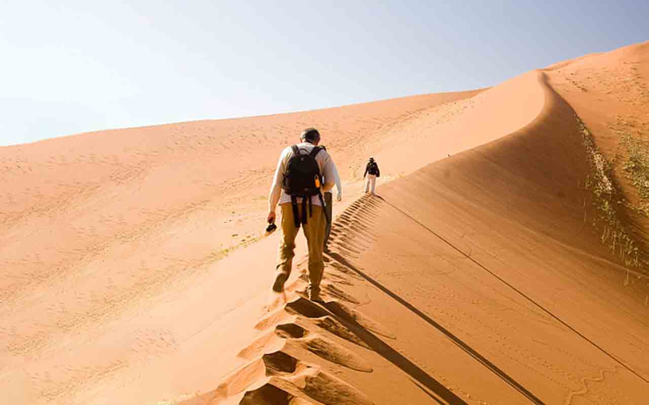 O Sossusvlei fica a cerca de cinco horas de carro da capital Windhoek, e muitos viajantes optam por alugar veículos quatro por quatro para enfrentar as estradas remotas. Empresas locais oferecem voos até Sesriem, mas mesmo dentro do parque as atrações estão separadas por grandes distâncias. Assim, o isolamento reforça o caráter de aventura.